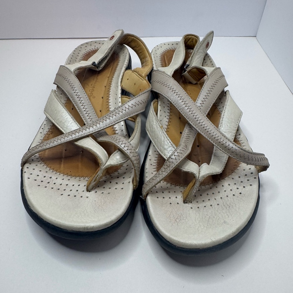 Clarks Unstructured Cream Sandals Size 7.5M